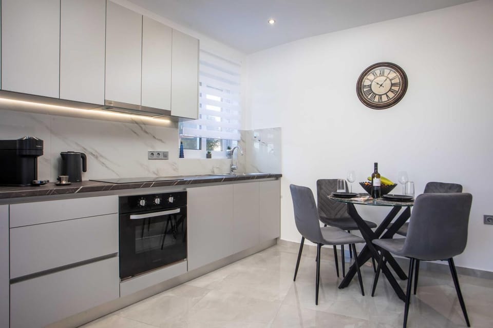 Coffee/tea facilities, Dining area, stove, kitchen