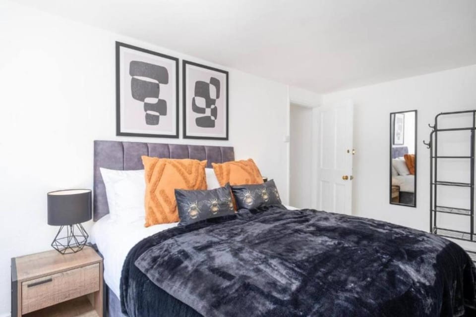 Central Stroud 3-Bedroom Flat with Fast WiFi Apartment in Stroud