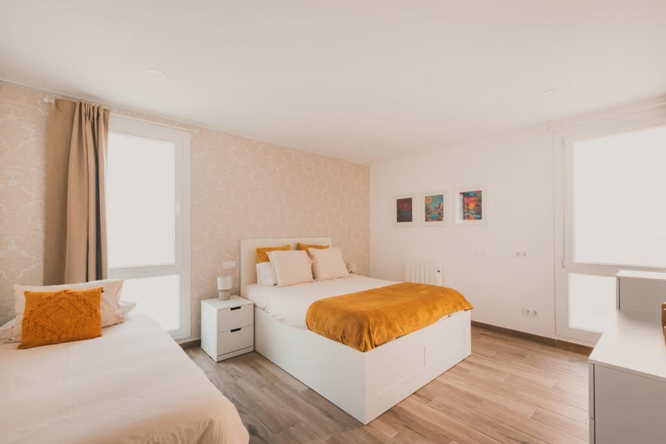 Bed, Photo of the whole room, Bedroom