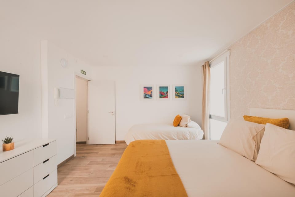 Bed, TV and multimedia, Photo of the whole room
