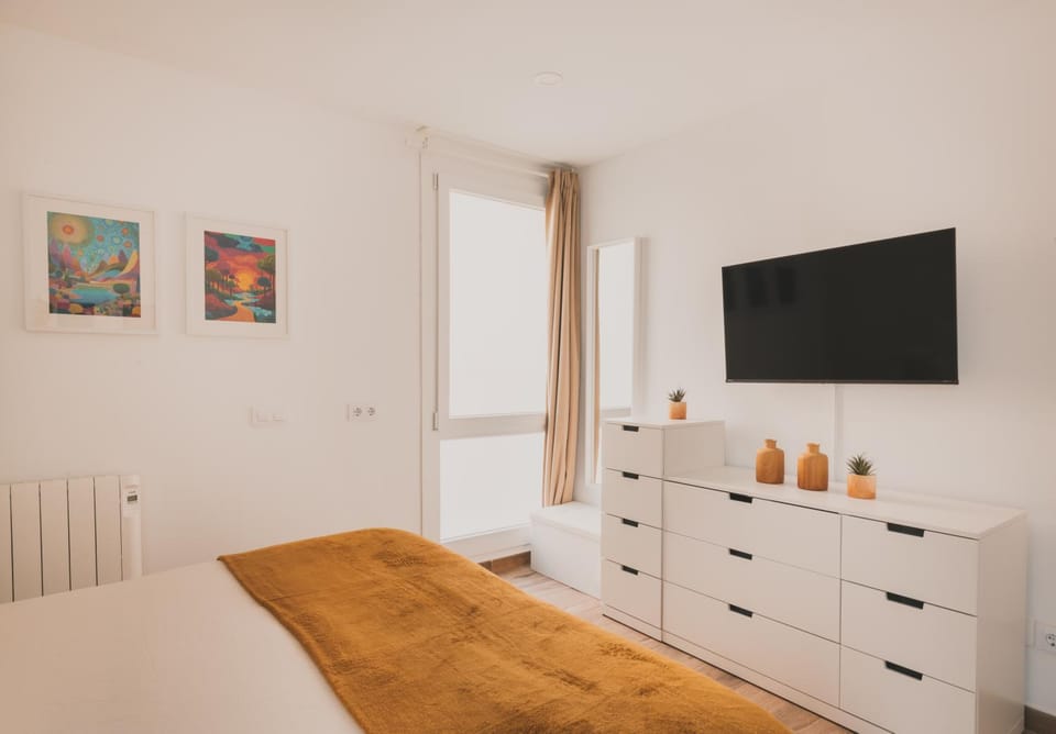 Bed, TV and multimedia, Bedroom
