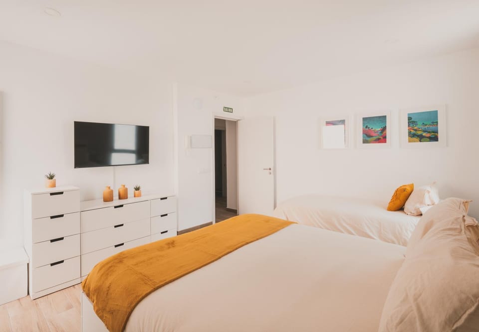 Bed, TV and multimedia, Bedroom