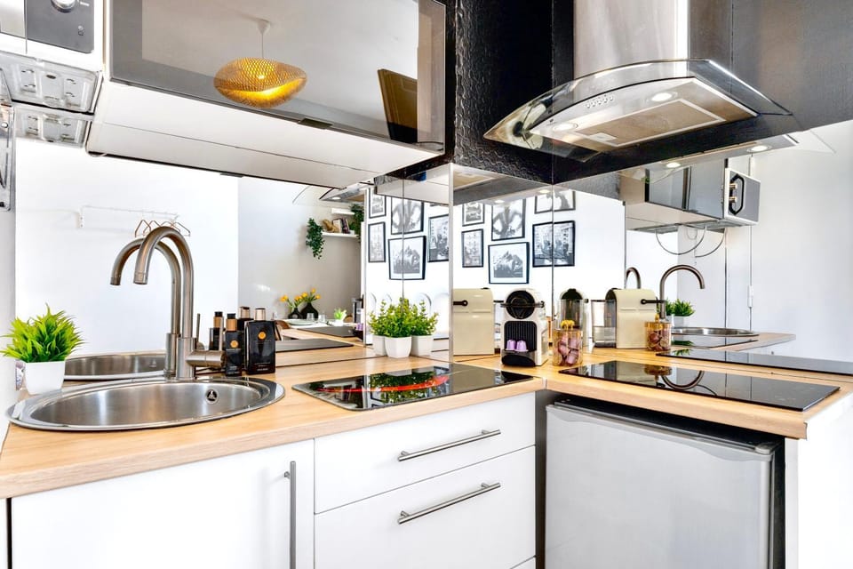 Coffee/tea facilities, Kitchen or kitchenette, stove