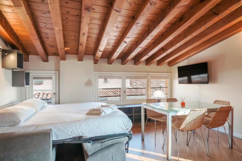 HOST4U - Cozy Suite Cavour in Brescia City Center Apartment in Province of Brescia
