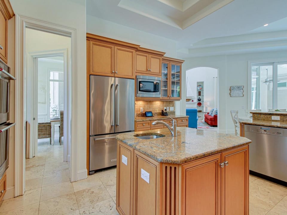 Kitchen or kitchenette, dishwasher, oven