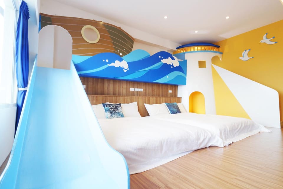 Photo of the whole room, Decorative detail, Decorative detail, Bedroom, On site, bunk bed, Family