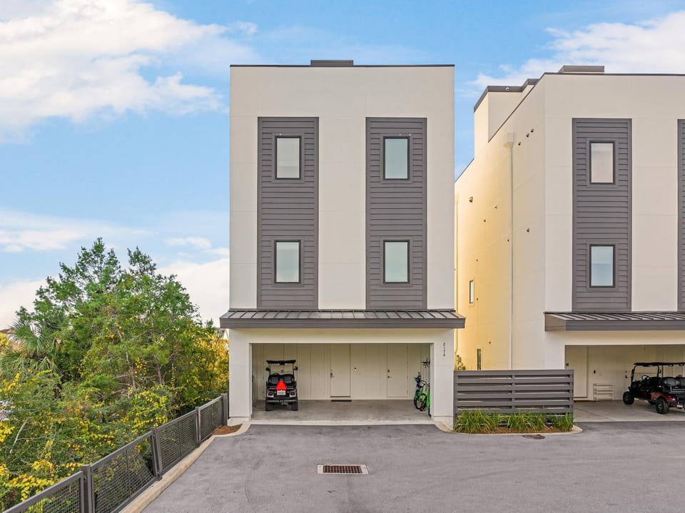 Property building, Day, Neighbourhood, Natural landscape, Parking