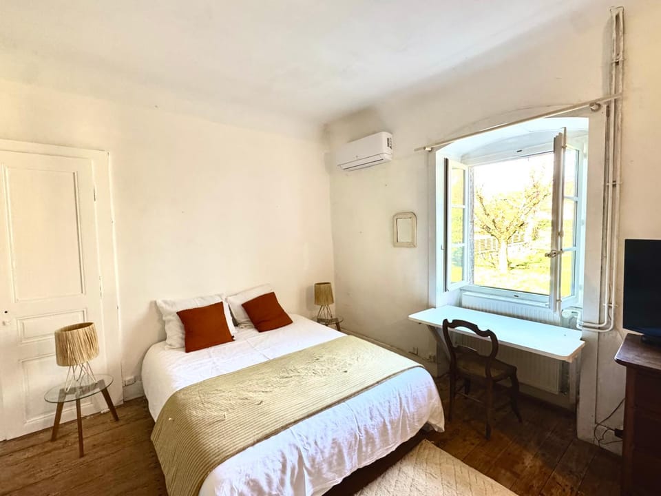 Bedroom, air conditioner