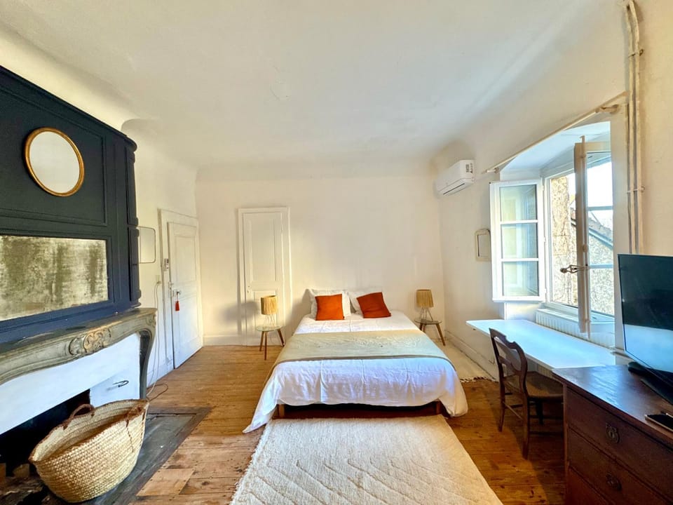 Bed, Photo of the whole room, Bedroom, air conditioner