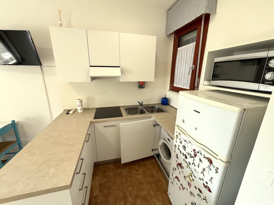 Kitchen or kitchenette, stove, washing machine