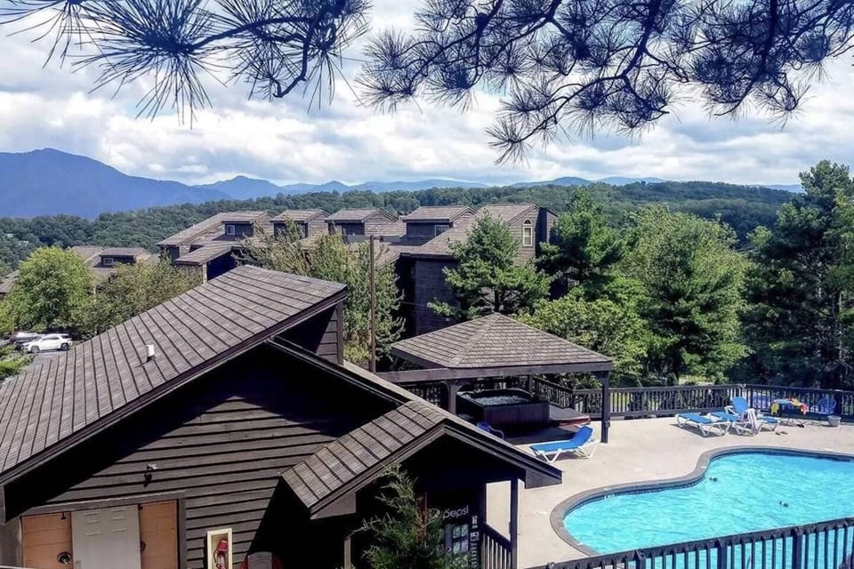 Cozy Escape w Balcony Mtn Views & Resort Perks House in Gatlinburg