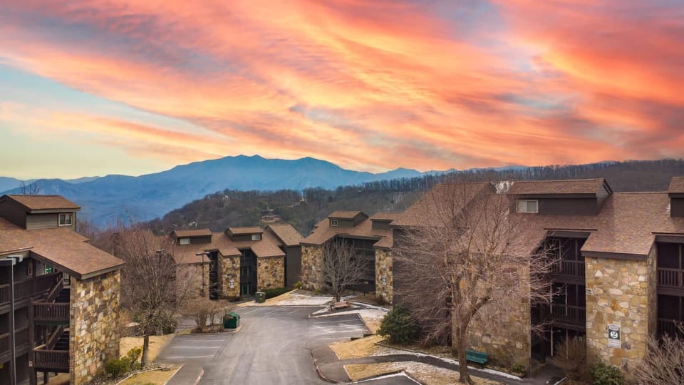 Cozy Escape w Balcony Mtn Views & Resort Perks House in Gatlinburg