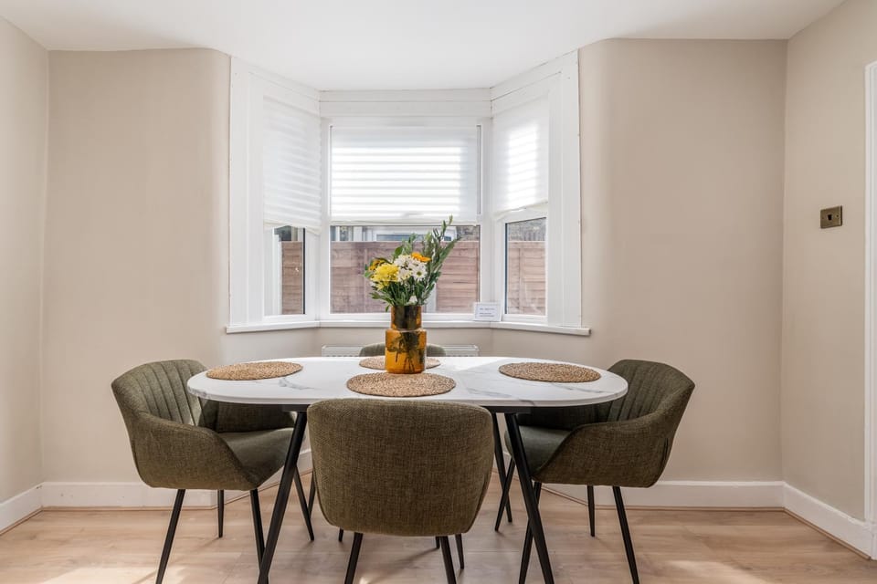 4BR Family Home with 2 Baths in Leyton London House in London
