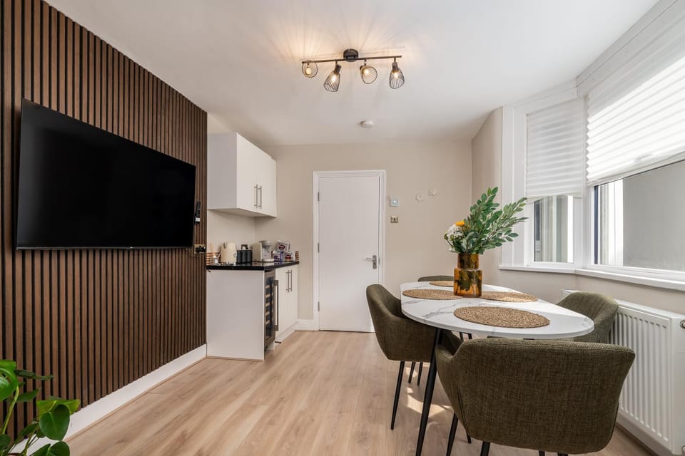 4BR Family Home with 2 Baths in Leyton London House in London