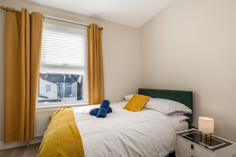 4BR Family Home with 2 Baths in Leyton London House in London