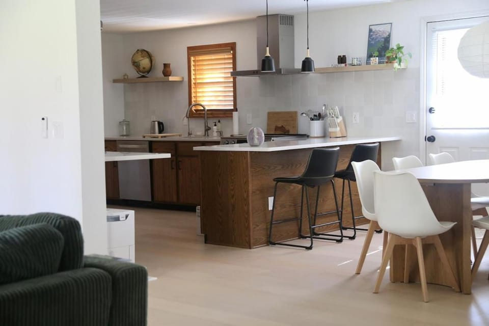 Coffee/tea facilities, Kitchen or kitchenette, Living room, Dining area, stove