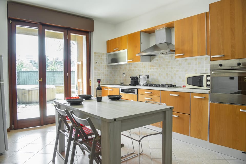 Coffee/tea facilities, Dining area, microwave, oven, stove, kitchen