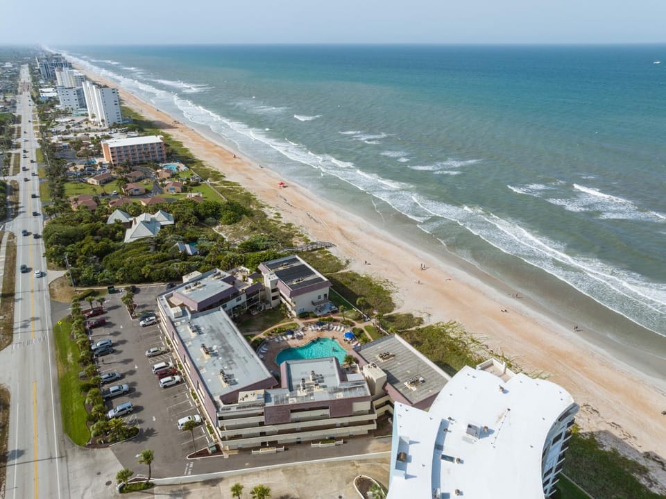 Property building, Facade/entrance, Neighbourhood, Bird's eye view, Beach, Sea view, Swimming pool, Parking