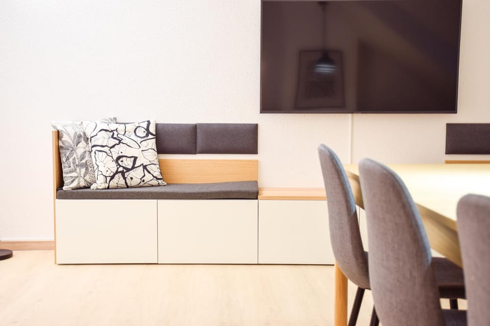Communal lounge/ TV room, TV and multimedia, Living room, Seating area, Dining area, Evening entertainment