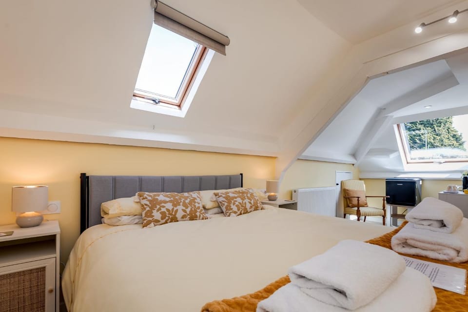 Bed, Seating area, Bedroom