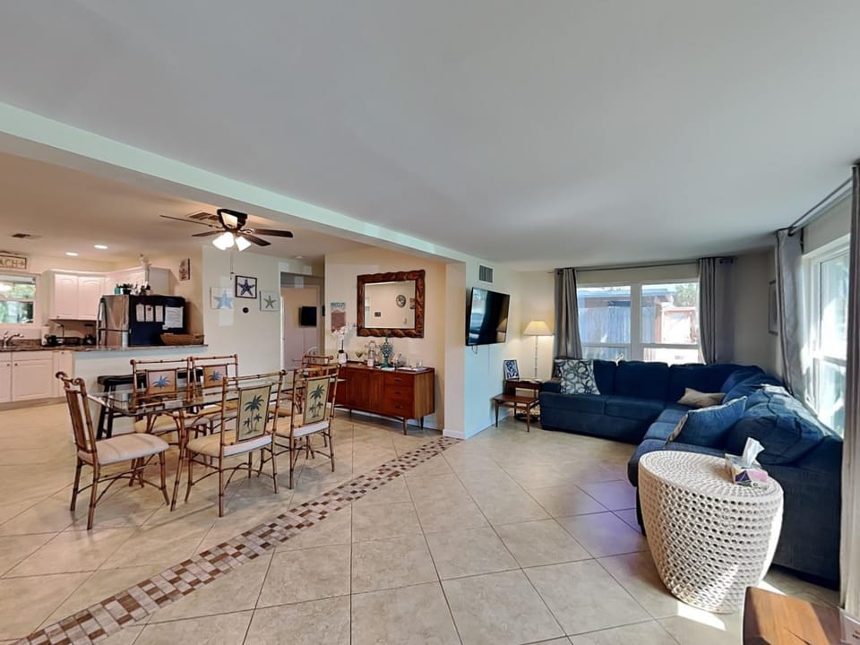 TV and multimedia, Kitchen or kitchenette, Living room, Seating area, Dining area, furniture