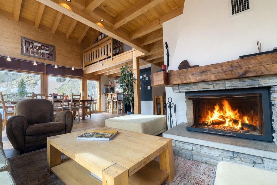 Seating area, fireplace