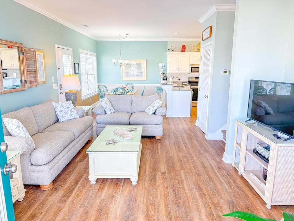 Communal lounge/ TV room, TV and multimedia, Living room, Seating area, Evening entertainment