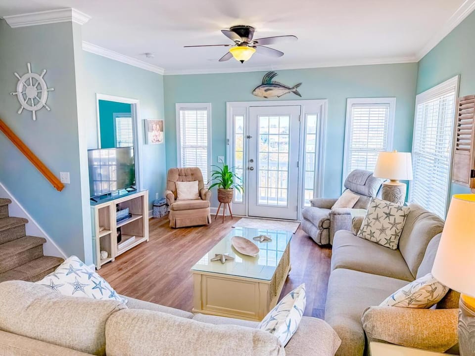 Communal lounge/ TV room, TV and multimedia, Living room, Seating area, Evening entertainment