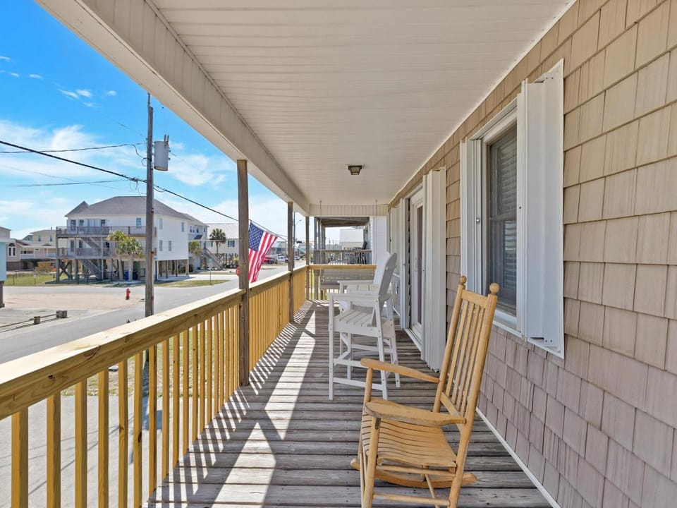 Patio, Day, Neighbourhood, Balcony/Terrace, Seating area, furniture