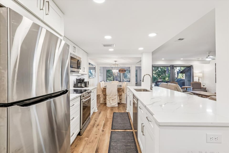 Kitchen or kitchenette, dishwasher, oven