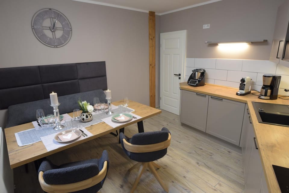 Coffee/tea facilities, Kitchen or kitchenette, Food and drinks, Dining area