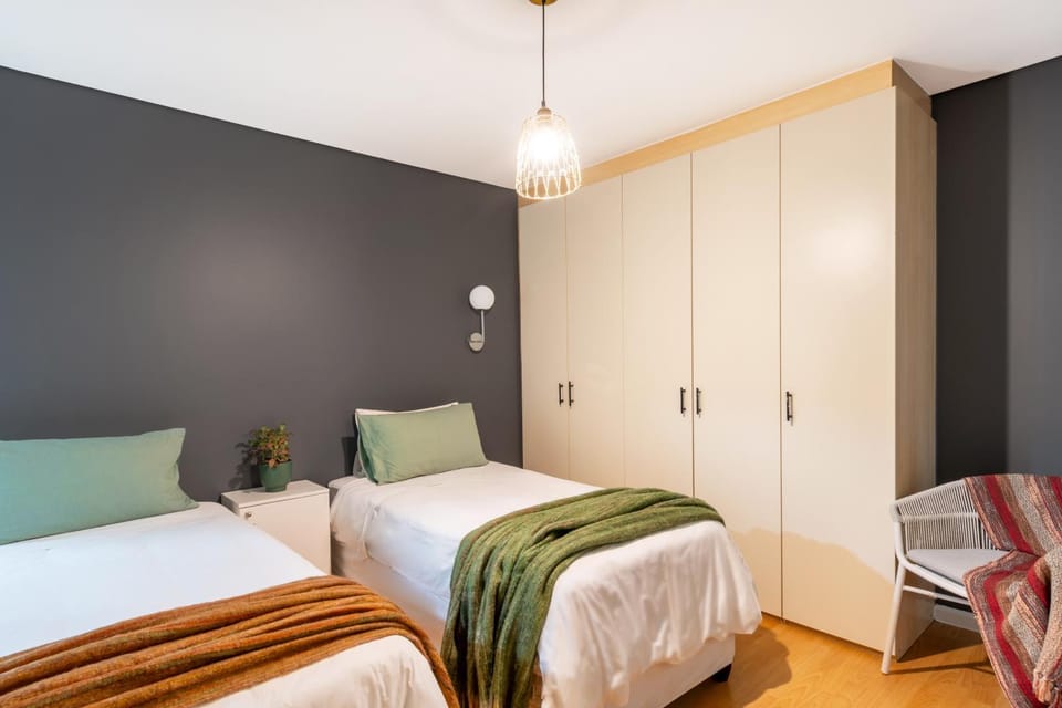 Table Mountain n City Vistas 2BD w Parking n Gym n Pool Apartment in Cape Town