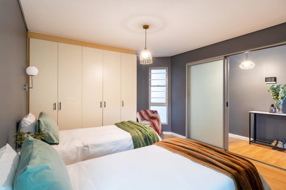 Table Mountain n City Vistas 2BD w Parking n Gym n Pool Apartment in Cape Town