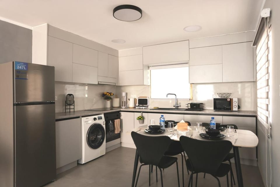Coffee/tea facilities, Kitchen or kitchenette, Dining area, oven, toaster, washing machine