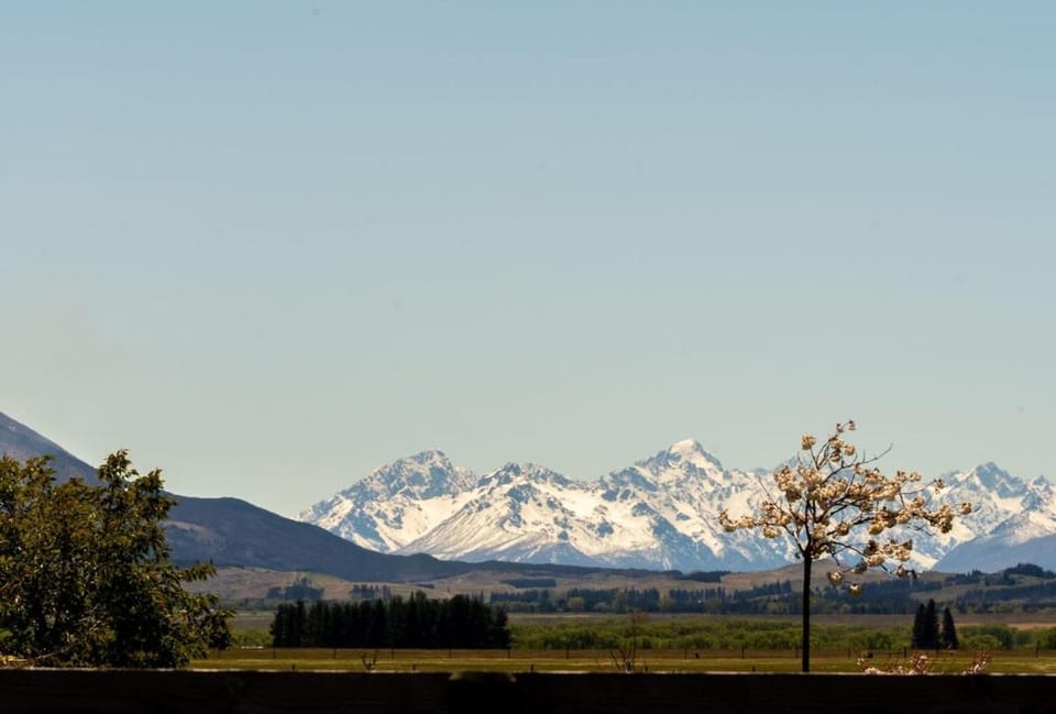 Modern Mountain-View Escape House in Twizel