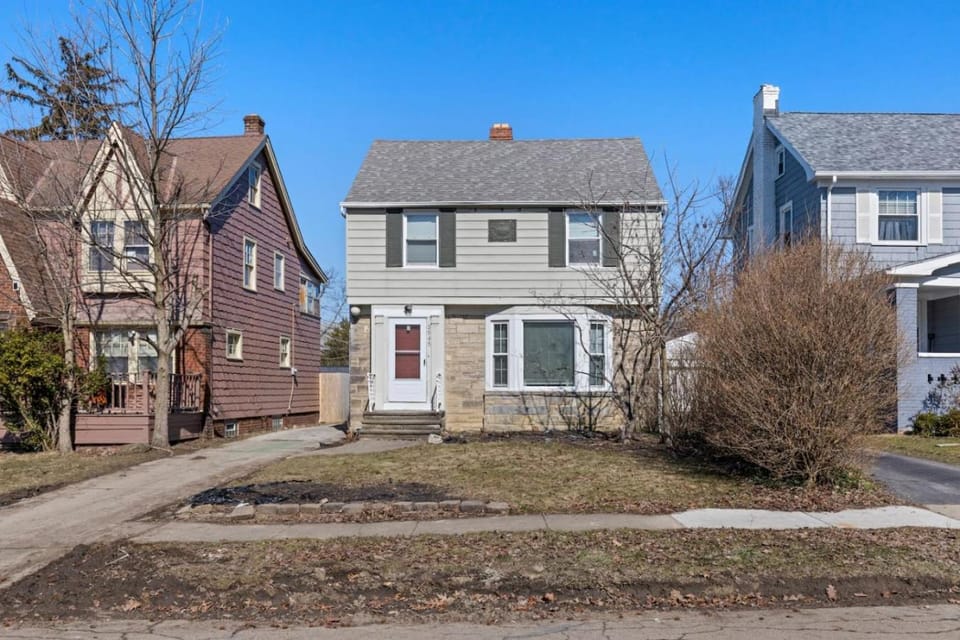 A luxurious and pampering home for a perfect stay. House in Cleveland Heights