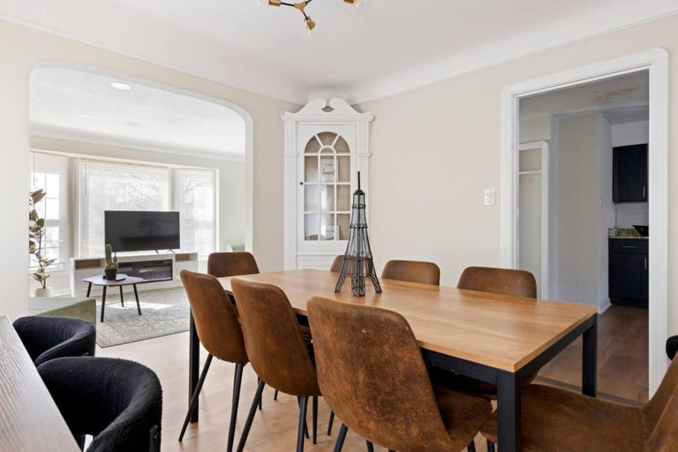 A luxurious and pampering home for a perfect stay. House in Cleveland Heights
