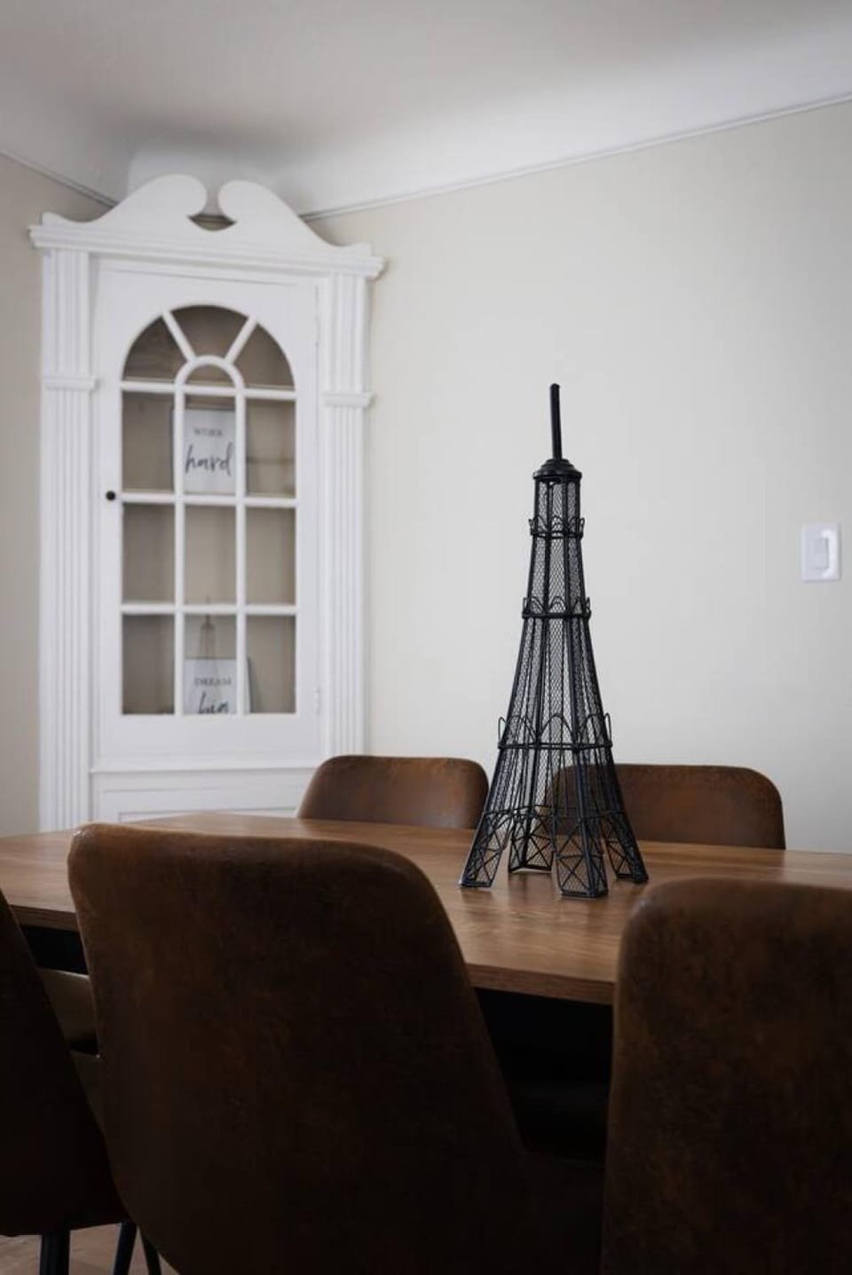 A luxurious and pampering home for a perfect stay. House in Cleveland Heights