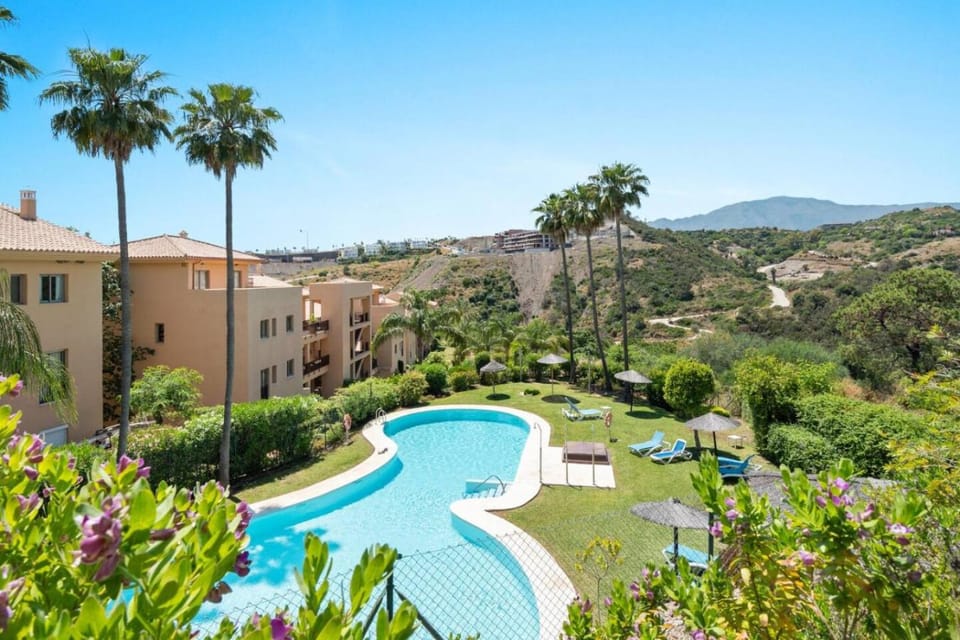 Property building, Natural landscape, Garden, Garden view, Mountain view, Pool view, Swimming pool, Swimming pool, sunbed