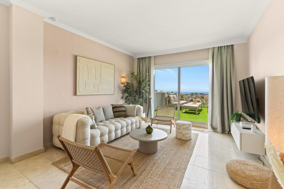 Sea View Penthouse with 2 Pools and Beach Nearby Apartment in Costa del Sol