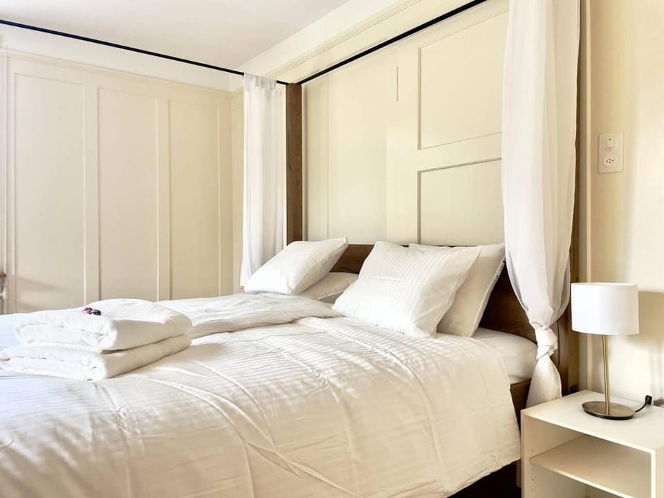 Bed, Bedroom, towels