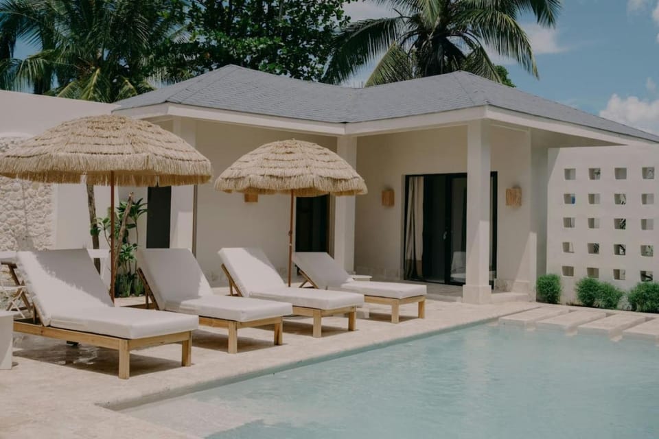 Property building, Patio, Pool view, Swimming pool, internet, sunbed