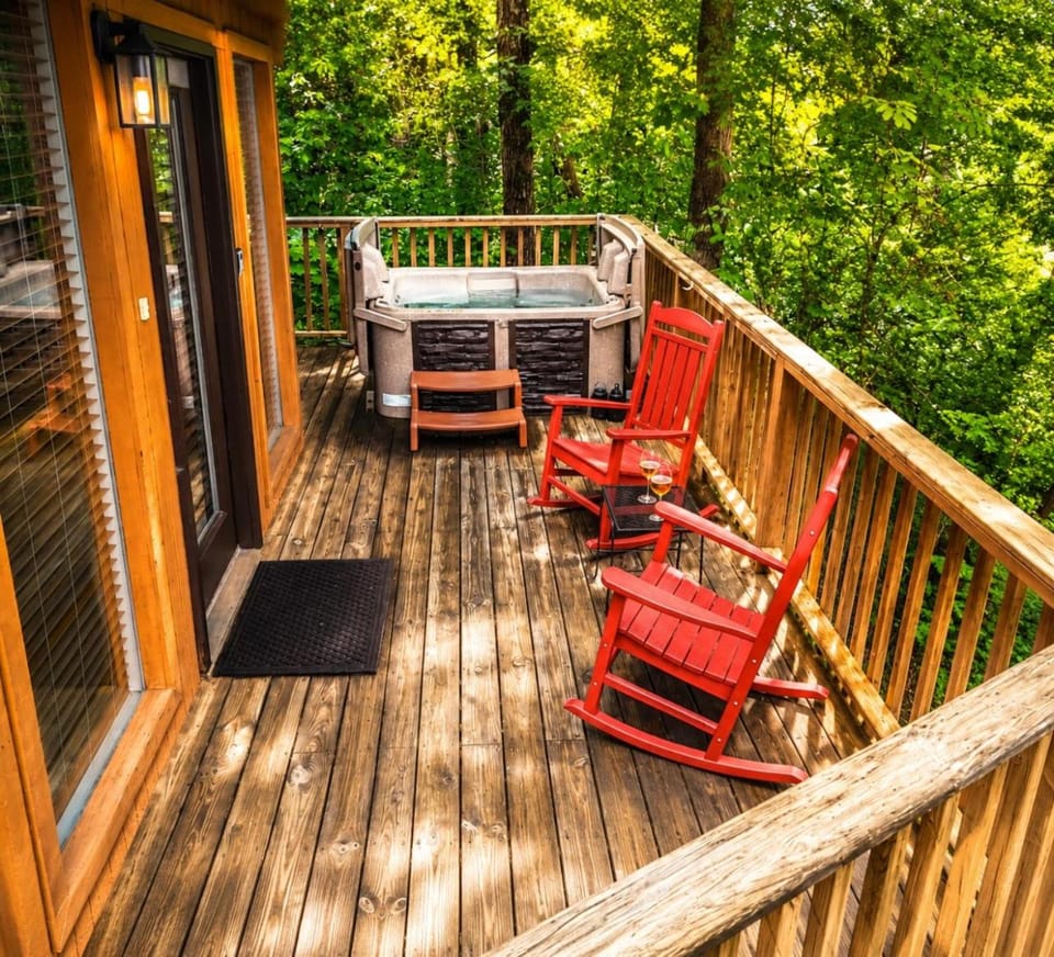 Bootleggers Villa- Hot Tub - Mtn Views - 10 Min to Gatlinburg House in Gatlinburg