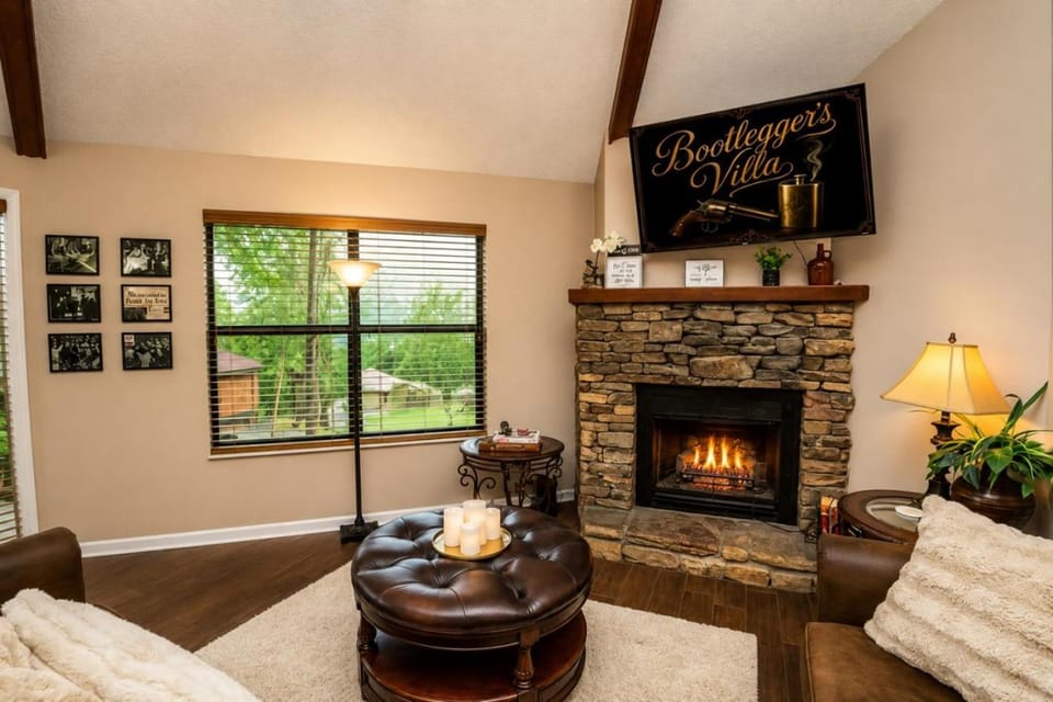Bootleggers Villa- Hot Tub - Mtn Views - 10 Min to Gatlinburg House in Gatlinburg