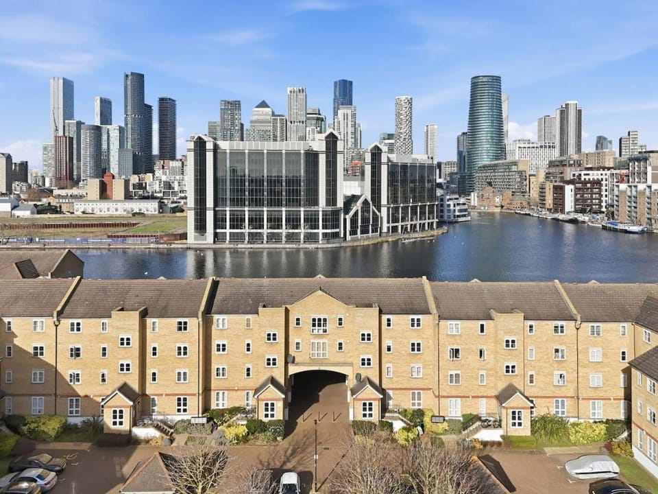 Property building, Day, Natural landscape, City view, Lake view, River view, Location