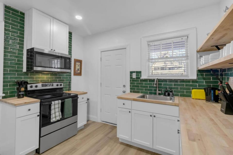 Beautiful 4BR Retreat Minutes from Niagara Falls House in Niagara Falls