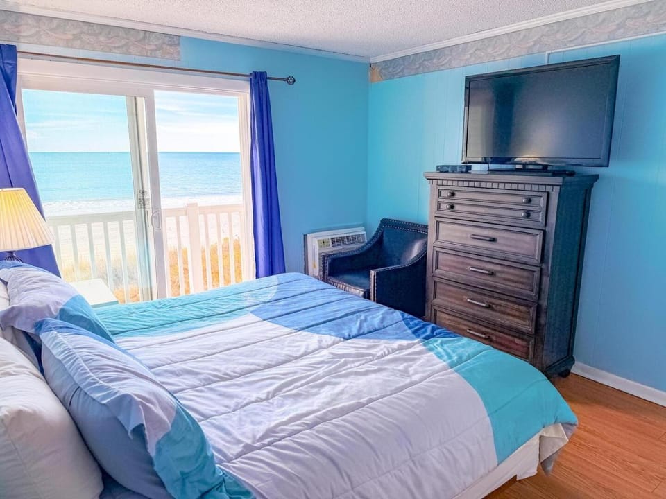 Bed, Natural landscape, TV and multimedia, Photo of the whole room, Bedroom, Sea view