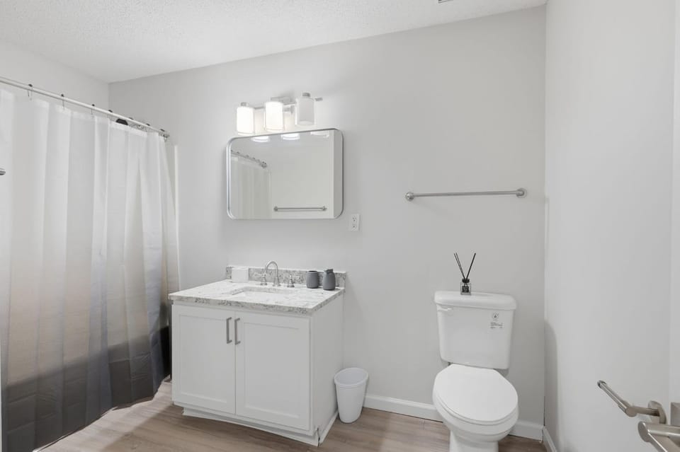 Relaxing 2BR Retreat with Modern Touches Apartment in Jeffersontown