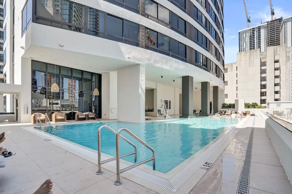 Miami Condo 2BR Rooftop Pool & Gym Apartment in Miami