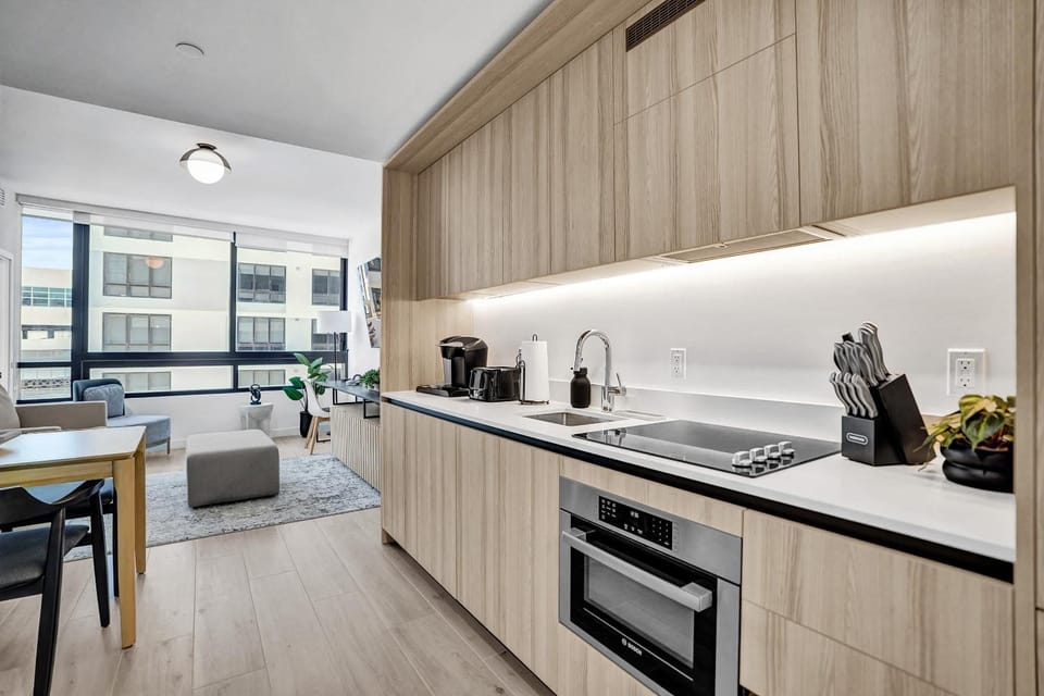 Miami Condo 2BR Rooftop Pool & Gym Apartment in Miami